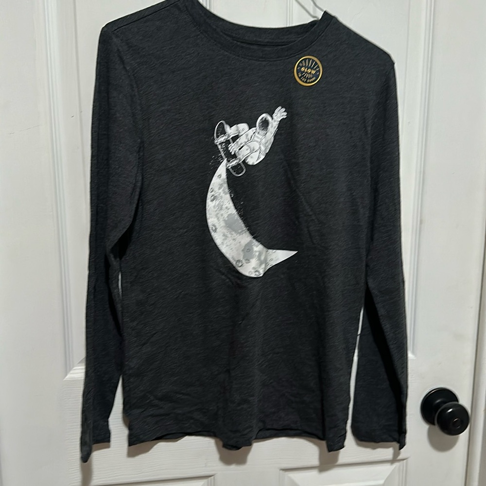 Large long sleeve tee.